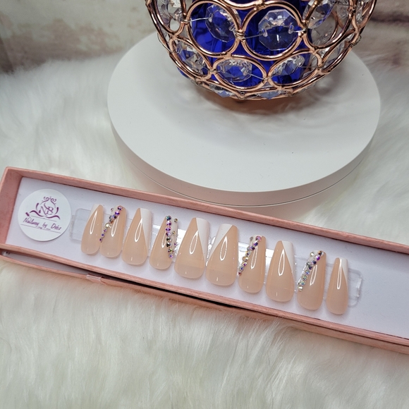 Press-on-nails - Picture 2 of 3